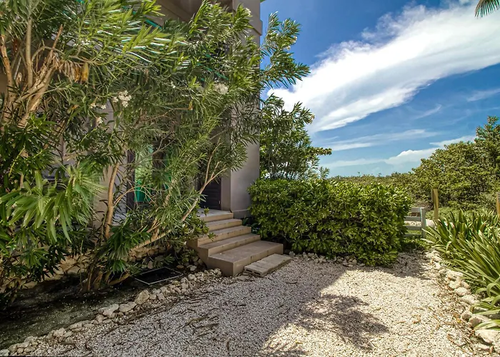 B103 Mara Laguna * San Pedro (Ambergris Caye)